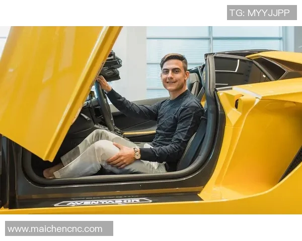 足球明星闪耀登场时尚服装秀视频展现运动与潮流完美结合