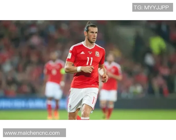 足球明星贝尔因伤缺阵悲伤瞬间曝光引发球迷心疼与关注 足球明星贝尔因伤缺阵悲伤瞬间曝光引发球迷心疼与关注