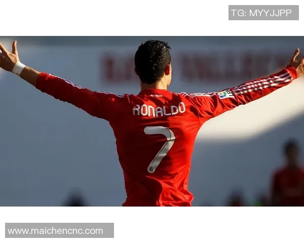 足球明星身着西装走进球场展现别样风采与时尚魅力